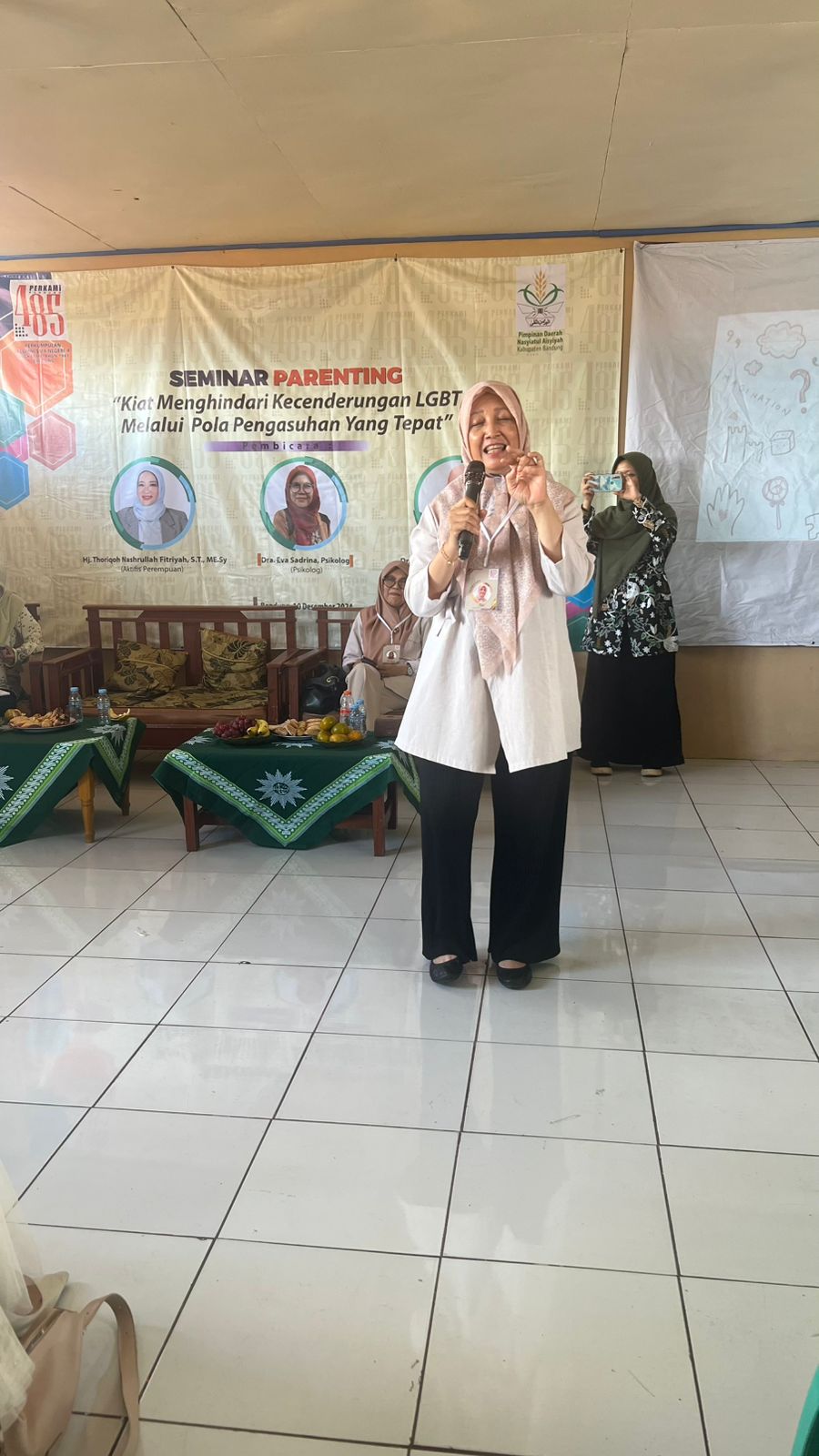Narasumber: Kanan Eva, kiri Thariqoh (aktivis Perempuan), tengah berdiri 