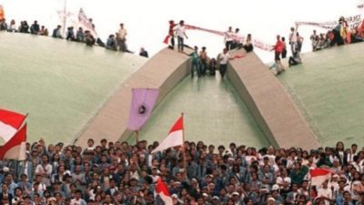 Reformasi di Ujung Tanduk: Sebuah Parodi Nasional Tentang KKN (Korupsi, Kopi, Nepotisme)