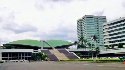Senayan: Negeri di Balik Cermin