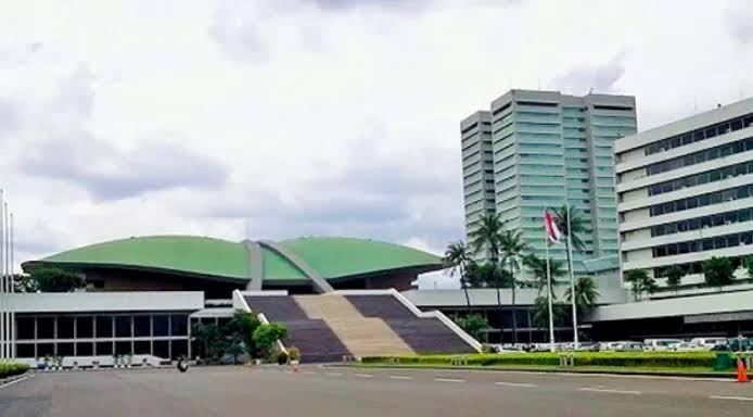 Senayan: Negeri di Balik Cermin
