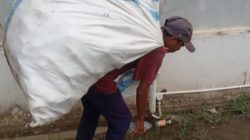 Lentera yang padam di pintu itu