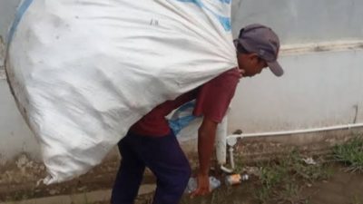 Lentera yang padam di pintu itu