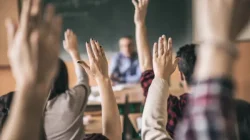 Perbedaan Sudut Pandang Dosen, Mahasiswa, dan Mahasini