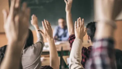 Perbedaan Sudut Pandang antara Dosen, Mahasiswa, dan Mahasini