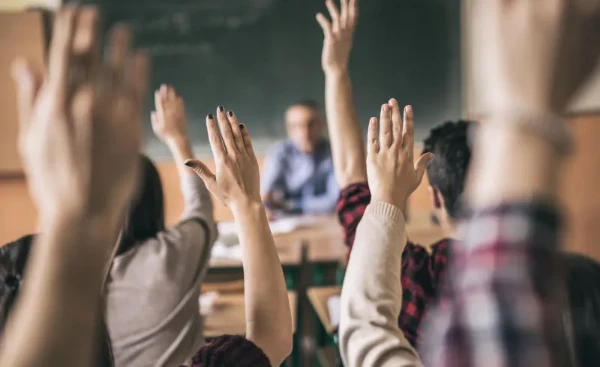 Perbedaan Sudut Pandang Dosen Mahasiswa dan Mahasini