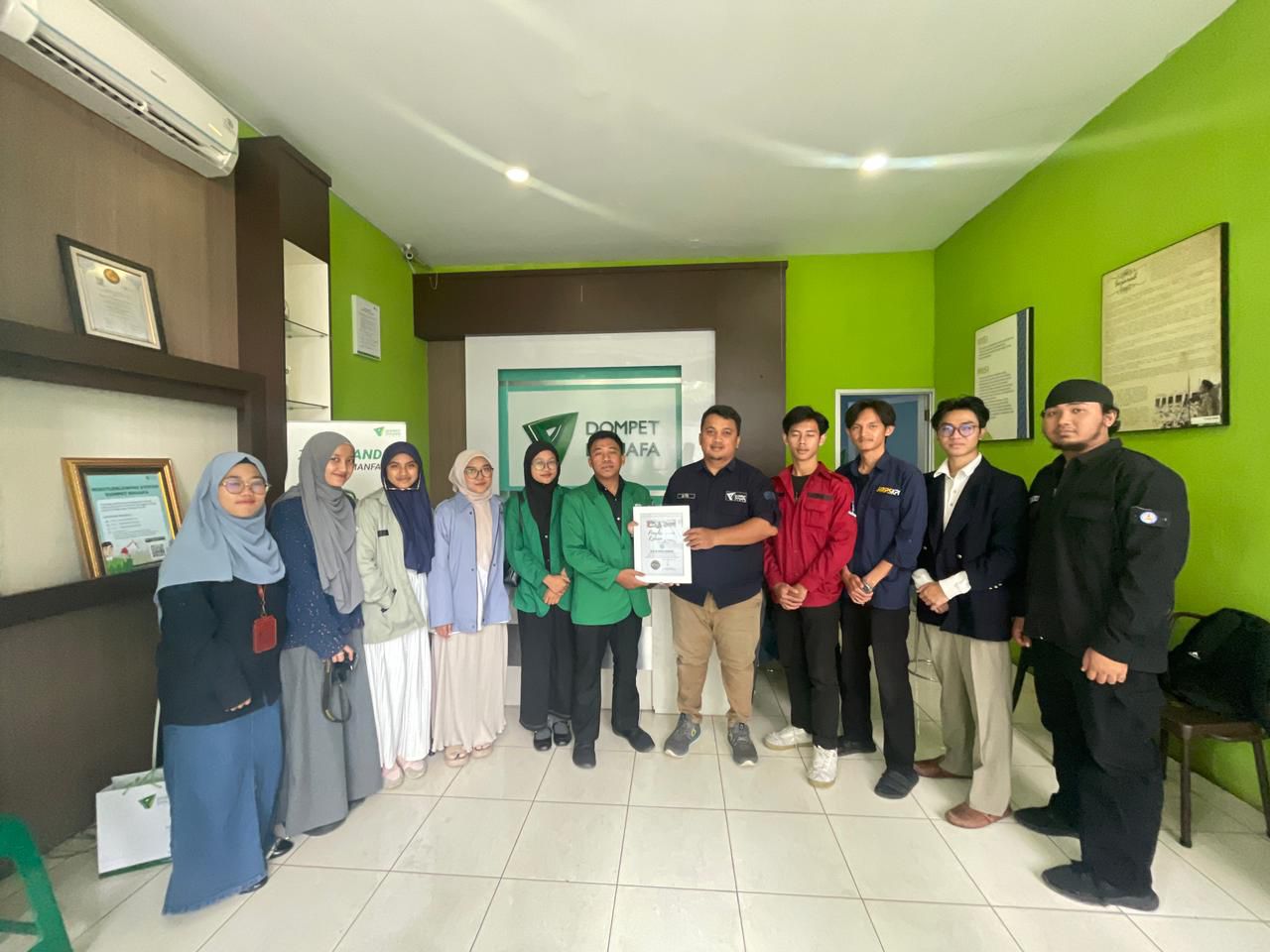BEM IAI Persis Bandung dan HMPS IAI Persis Bandung Serahkan Donasi untuk korban banjir Aceh, Sumut, Sumbar