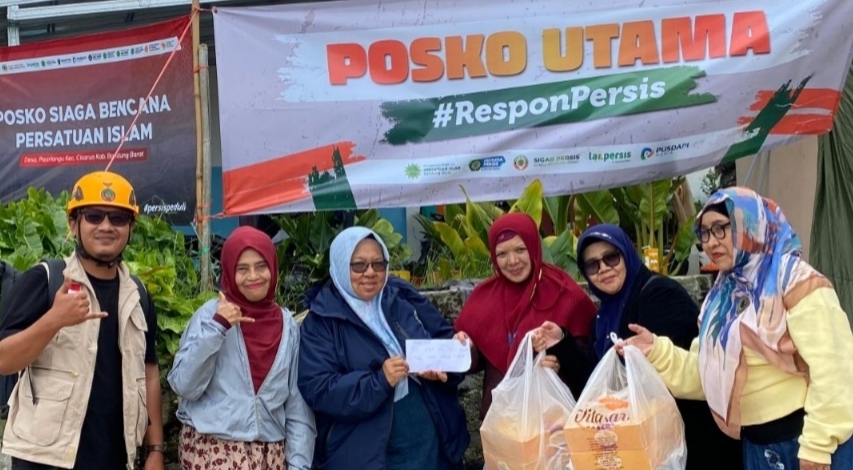 Keluarga Besar KPI Salurkan Bantuan untuk Korban Longsor Cisarua KBB
