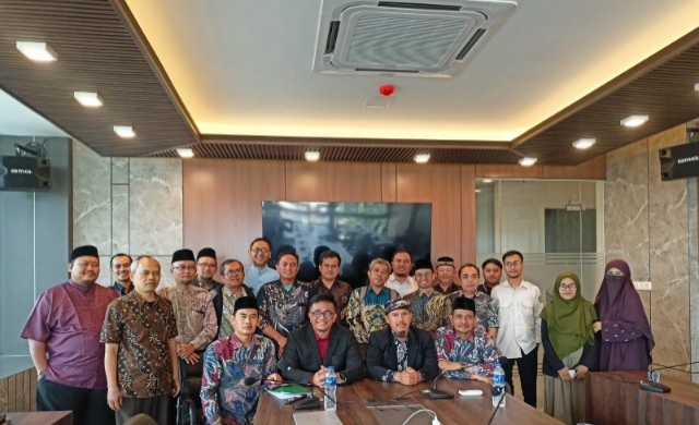 Dr. Tri Utomo Wiganarto, narasumber utama Coaching klinik rekrutmen calon mahasiswa Baru (duduk tengah) dan para peserta 