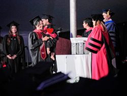 Satu Tangan Menggendong Bayi, Satu Tangan Meraih Harvard