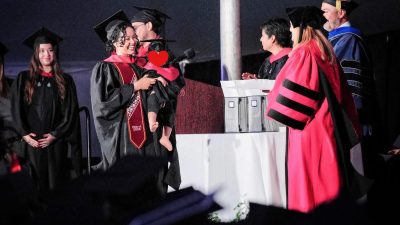 Satu Tangan Menggendong Bayi, Satu Tangan Meraih Harvard